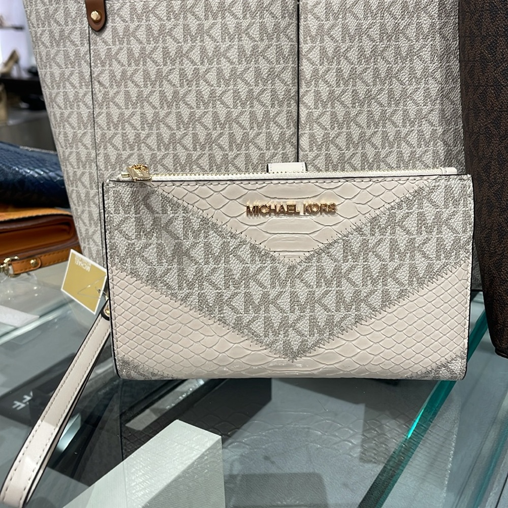 MICHAEL KORS JST LG DOUBLE ZIP WRISTLET WALLET PHONE HOLDER 
Light Cream 
NWT - Picture 13 of 16